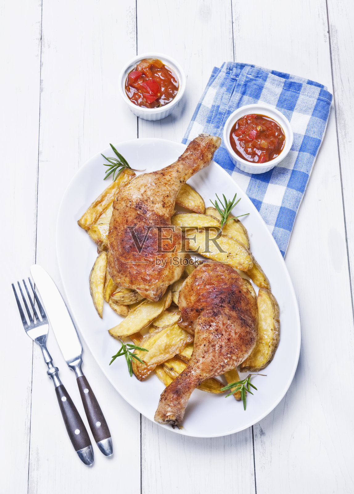 大浅盘上的两只鸡腿照片摄影图片