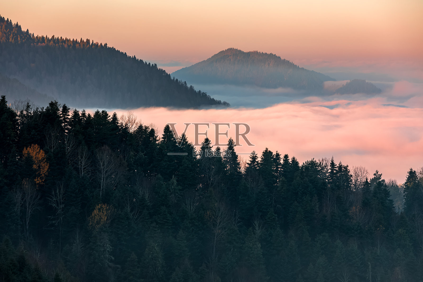 秋天的叶迪戈勒国家公园(7个湖)的雾照片摄影图片