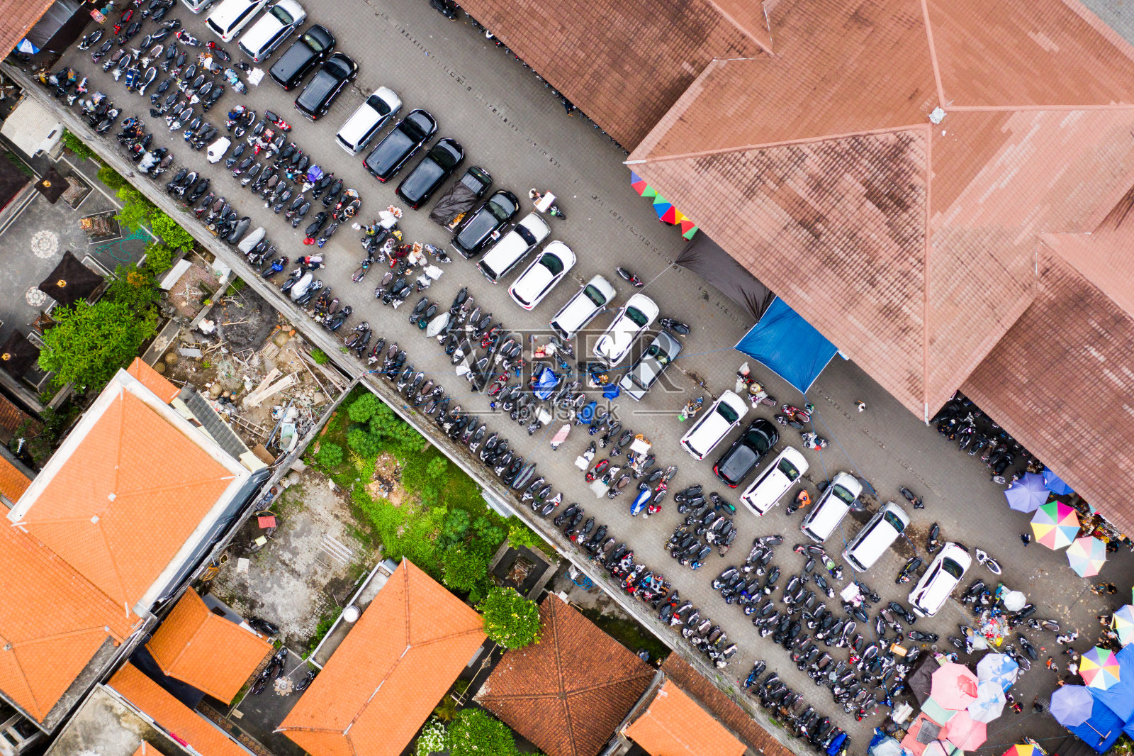 巴厘岛，乌布停车场附近的中心市场，从上面看。照片摄影图片