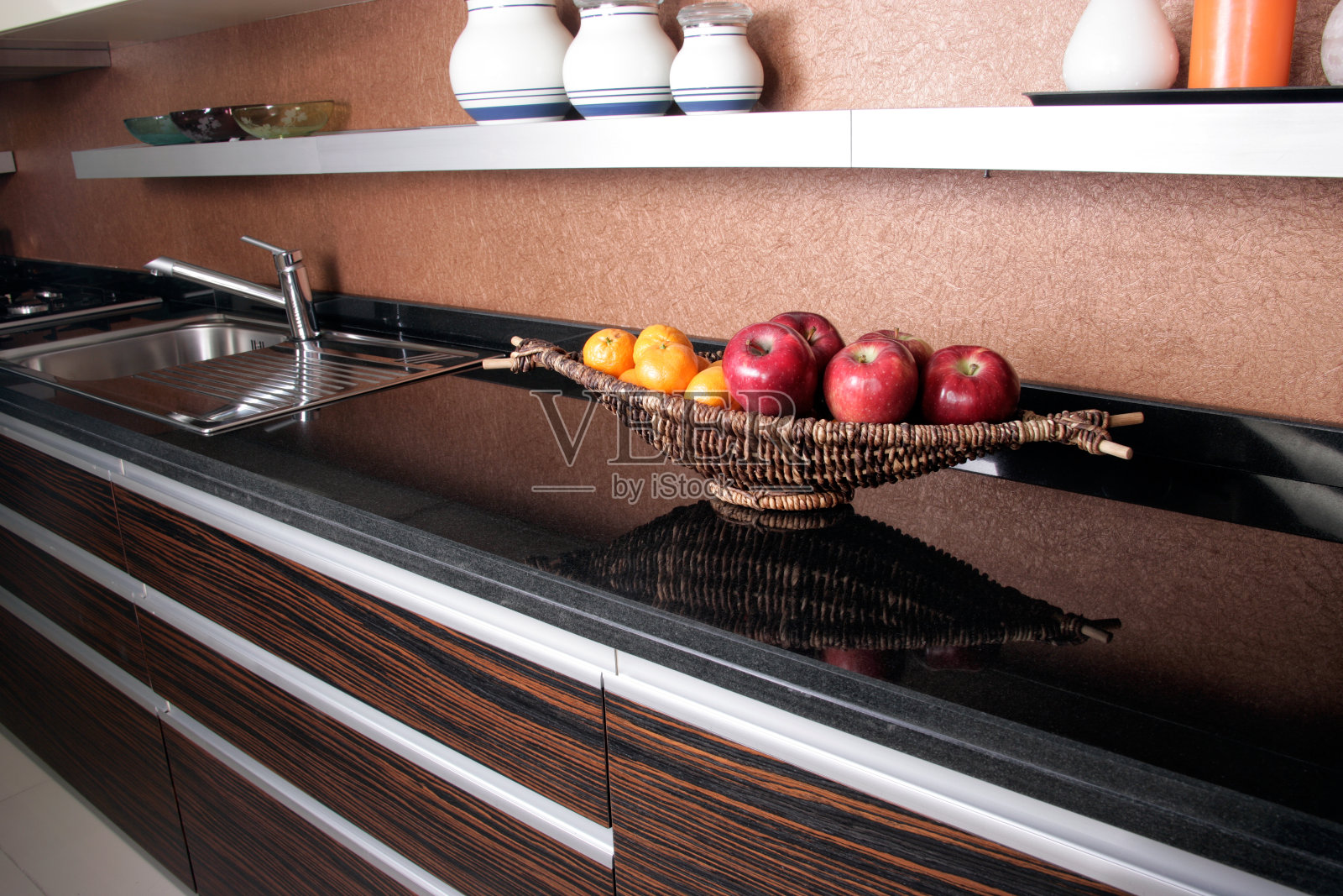 家庭厨房柜台上的混合水果盘照片摄影图片