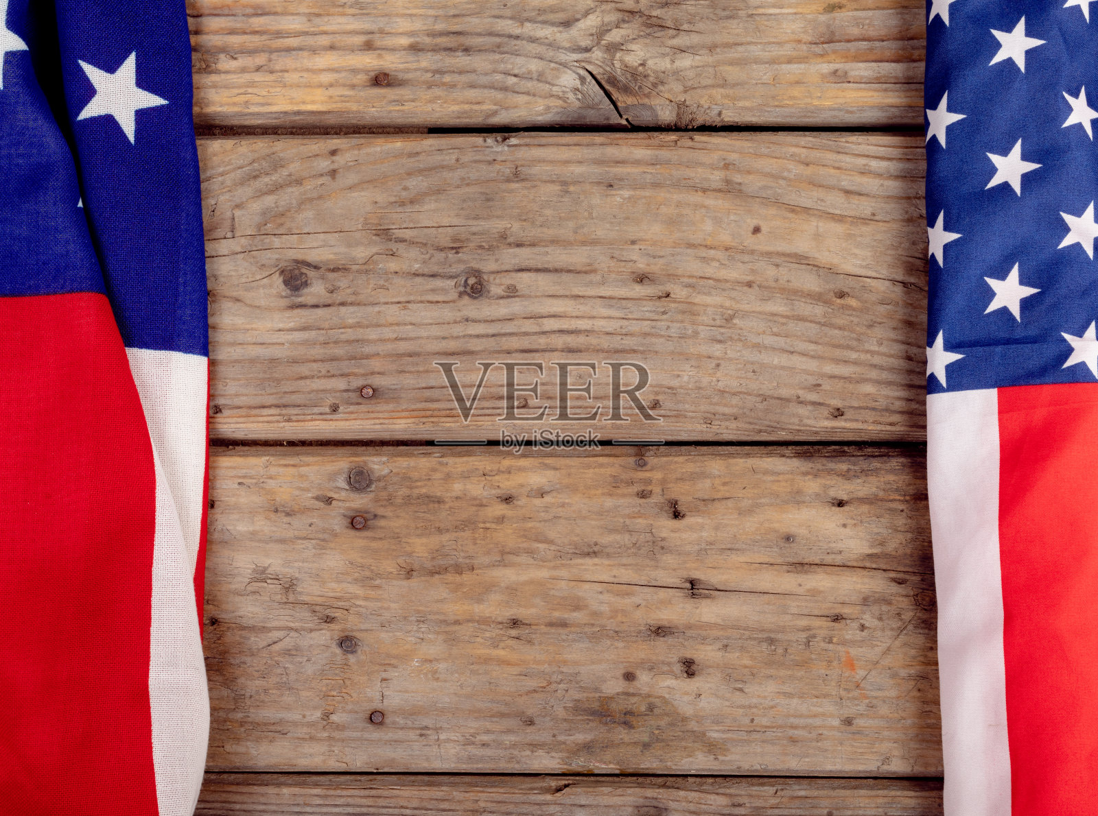 在木桌上的美国国旗与星条旗的俯视图与复制空间照片摄影图片