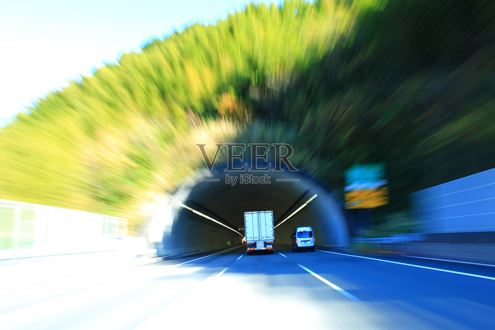 卡车在公路上行驶照片摄影图片