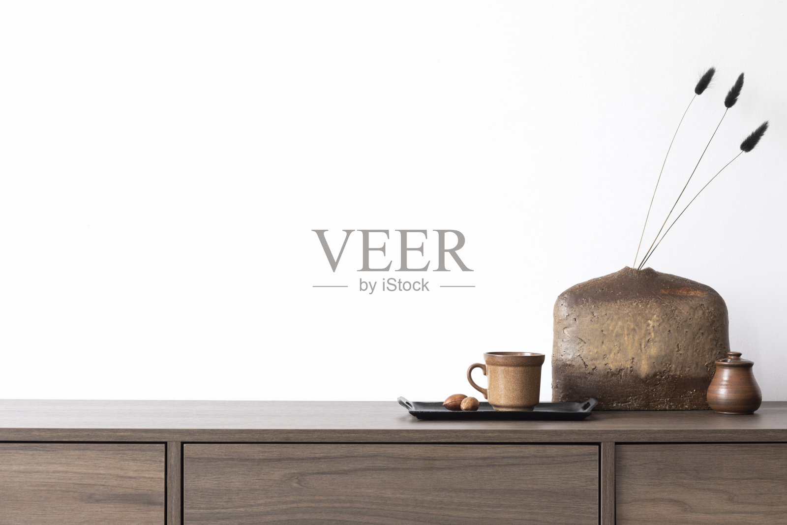 时尚的客厅内部构成与棕色木制马桶和小的家庭装饰品。白色的墙。副本的空间。模板。照片摄影图片