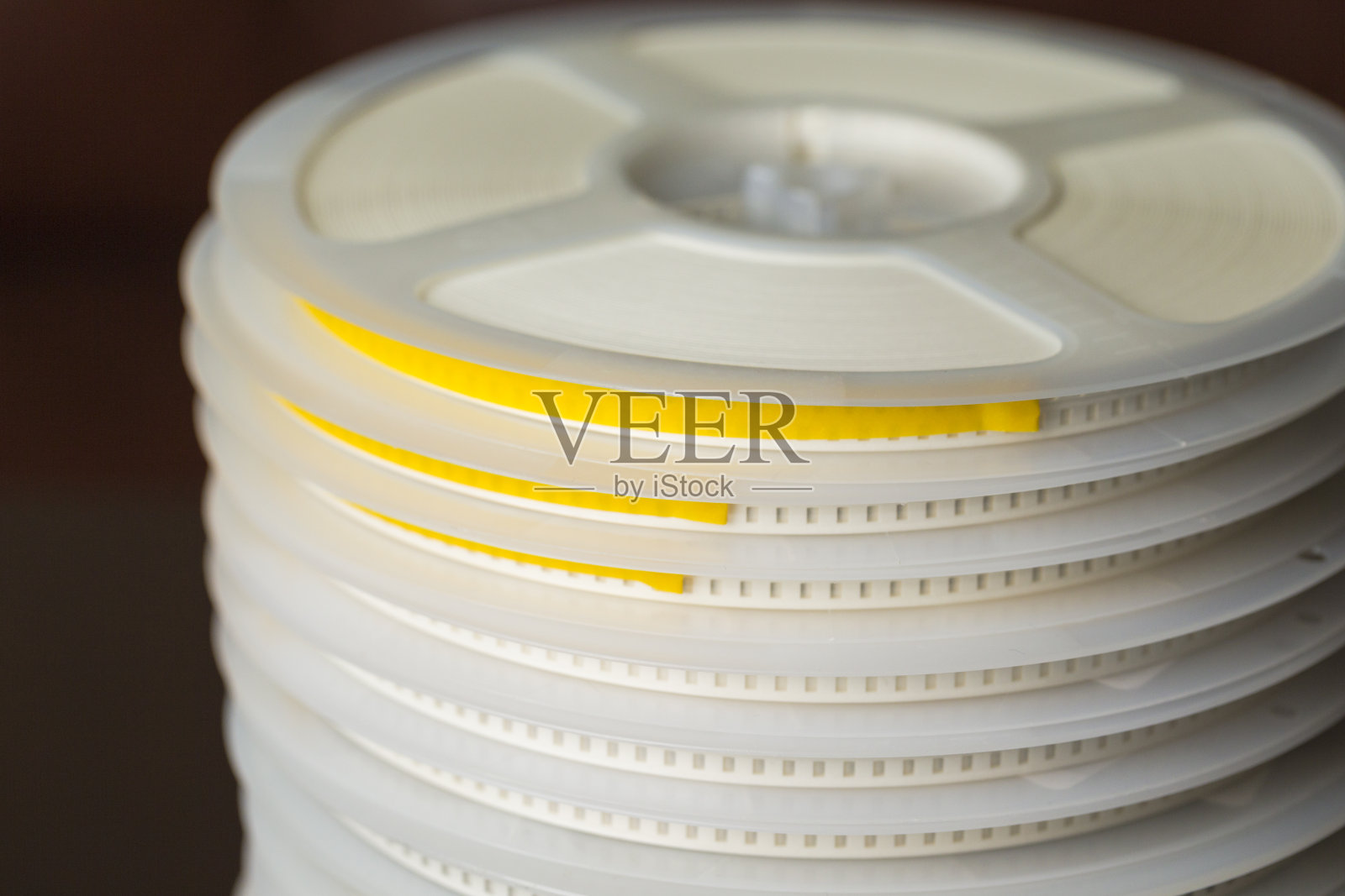 微电子学的想法。贴片或表面贴装组件的特写磁带和卷轴持有人。各种卷筒在一批在一起照片摄影图片