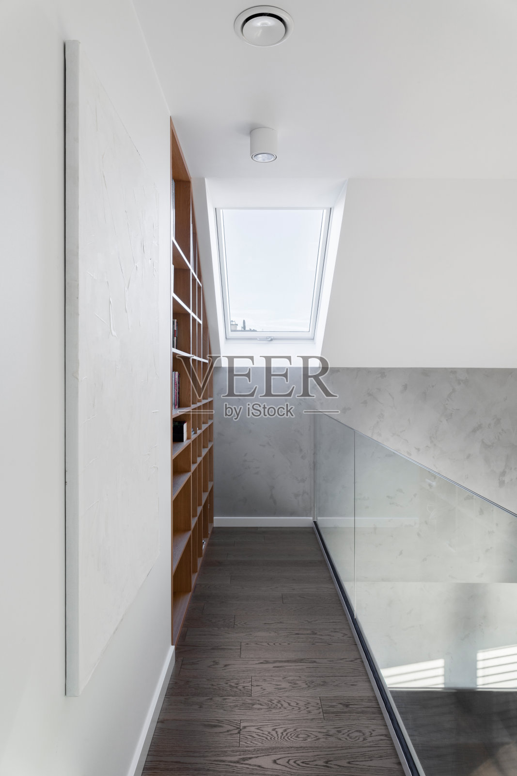 简约主义的室内设计创意家居图书馆在现代家庭住宅。墙上画了一幅假画。真实的照片。模板。“r照片摄影图片