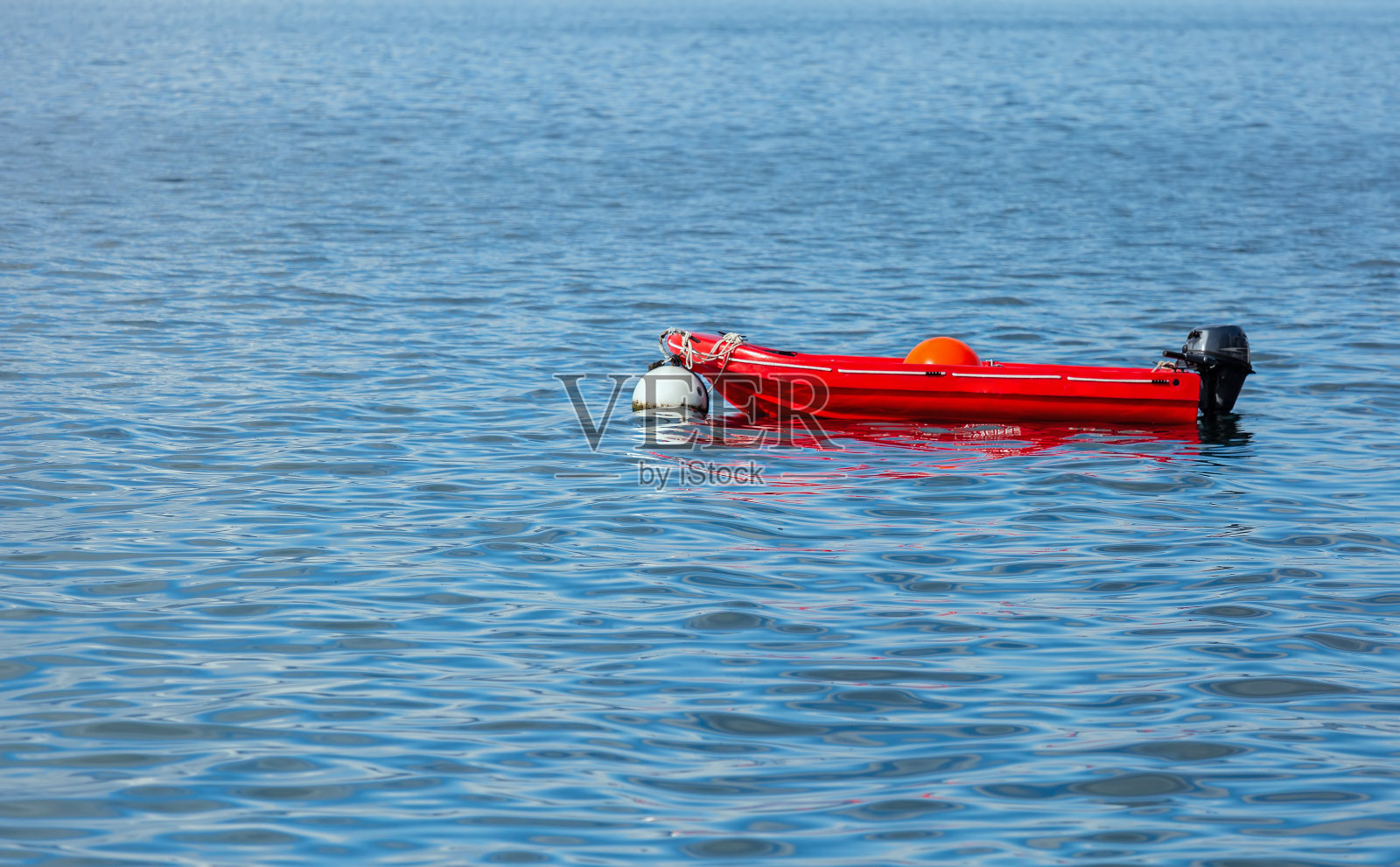 水面上的红色机动船照片摄影图片