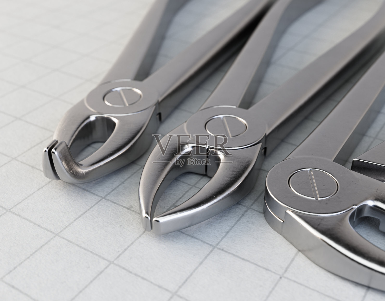 在纸上的牙医钳子照片摄影图片