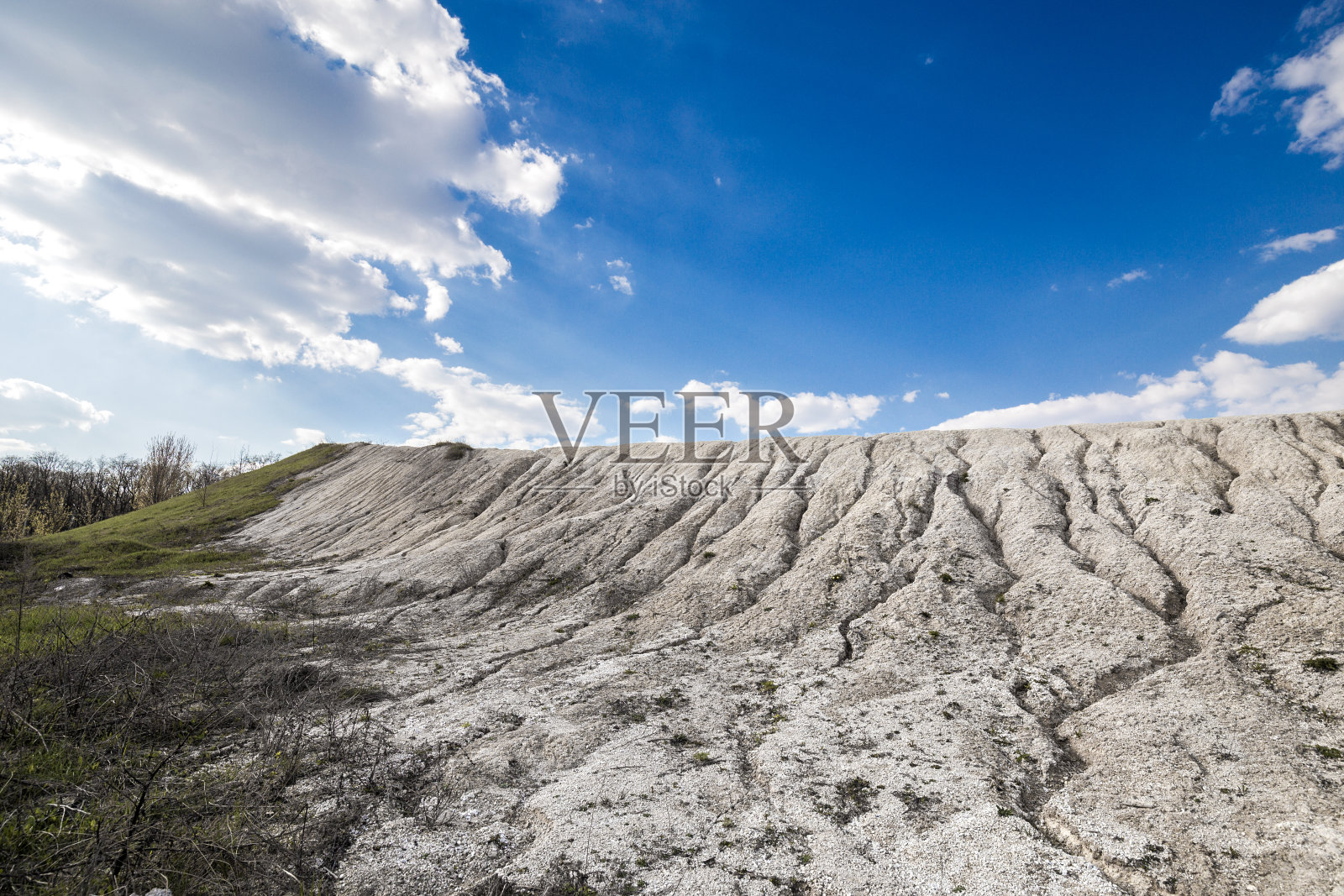 美丽的风景，白色的白垩峭壁与粗糙的分裂在蓝色的天空背景。照片摄影图片