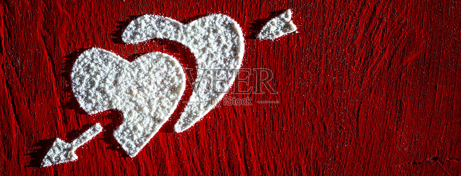 情人节假期。心和爱，红红的贺卡。浪漫的背景。全景横幅。照片摄影图片