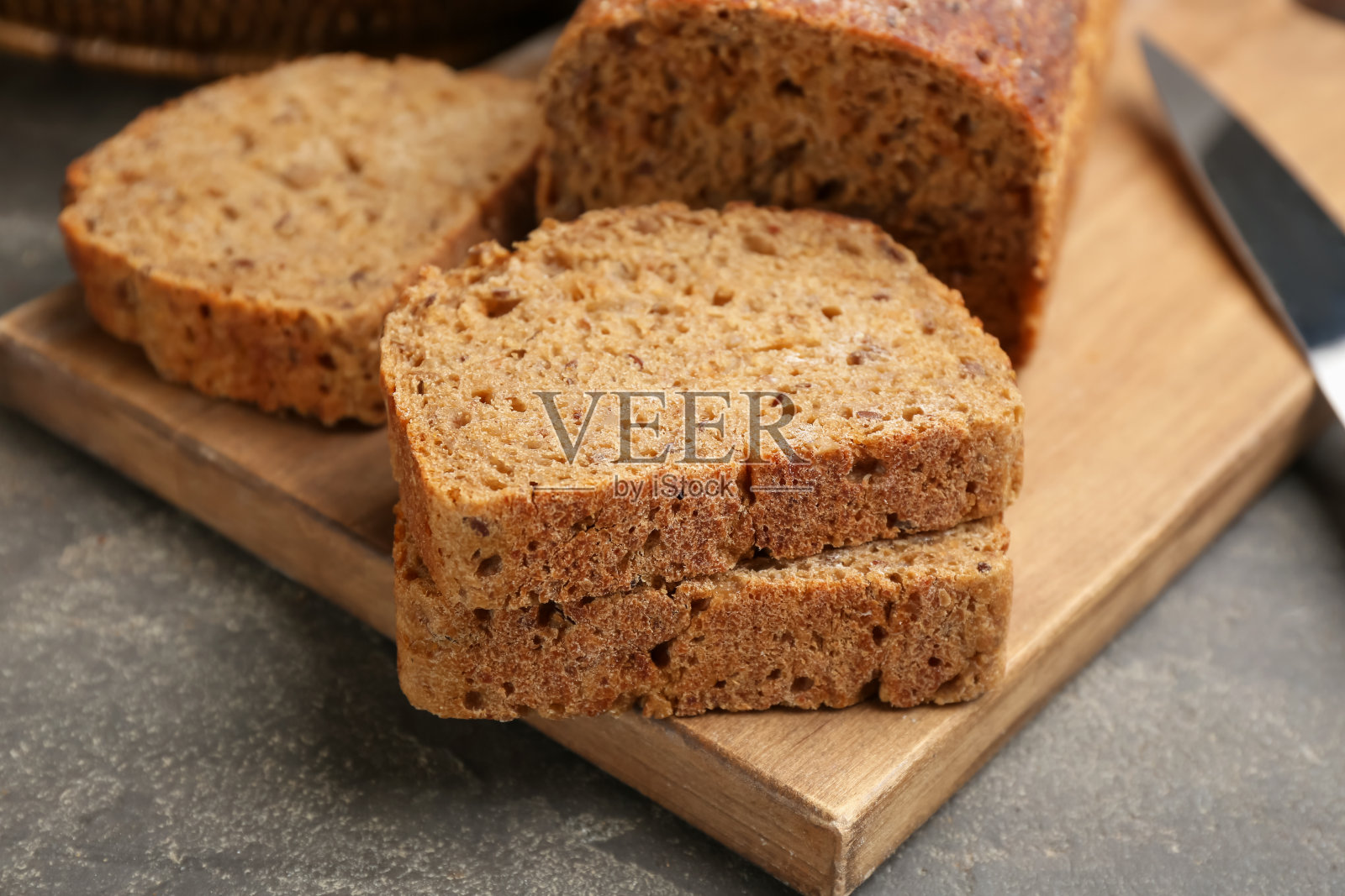 美味的新鲜烤面包在灰色的桌子上，特写照片摄影图片