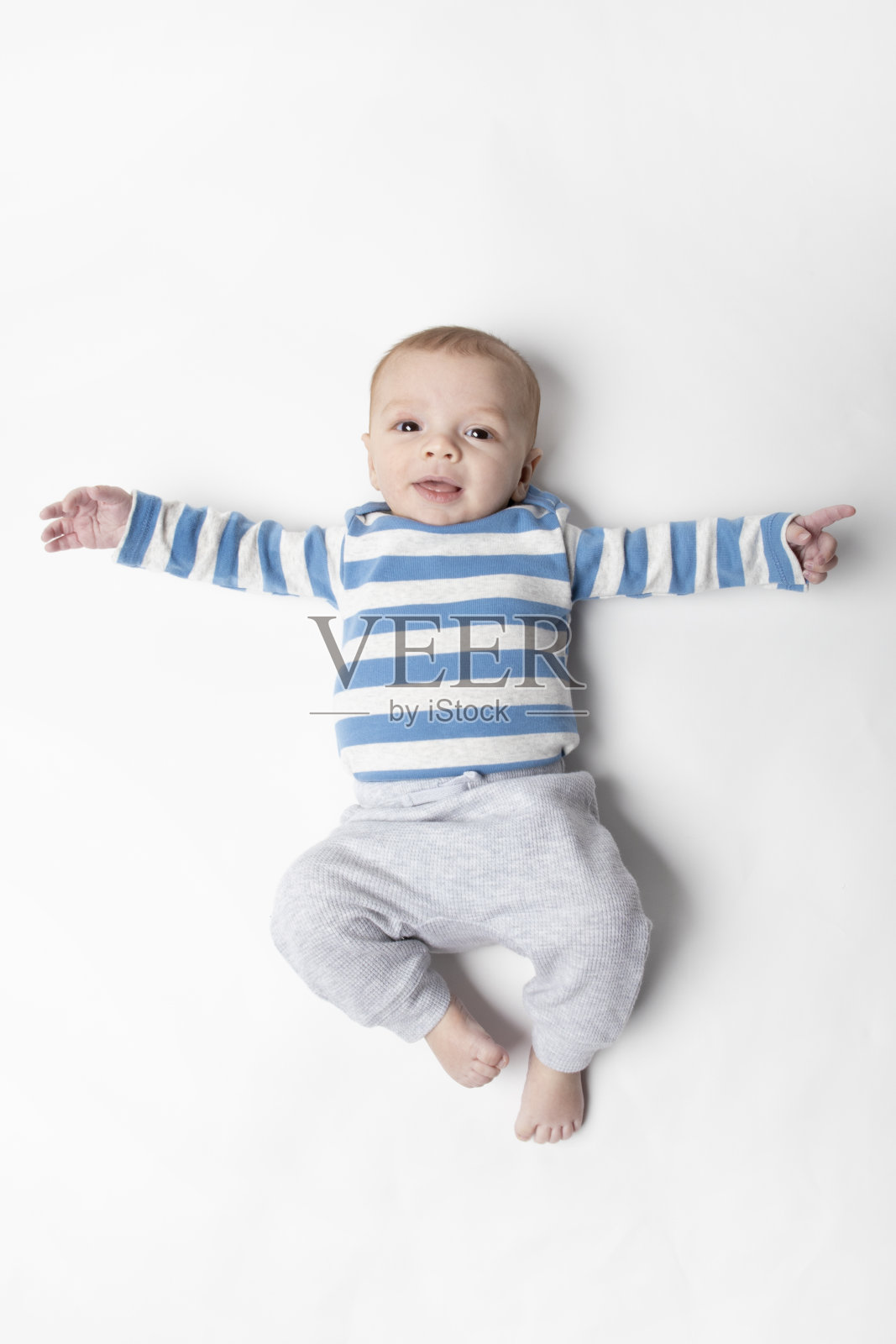 4个月大的婴儿男孩孤立在白色背景上照片摄影图片