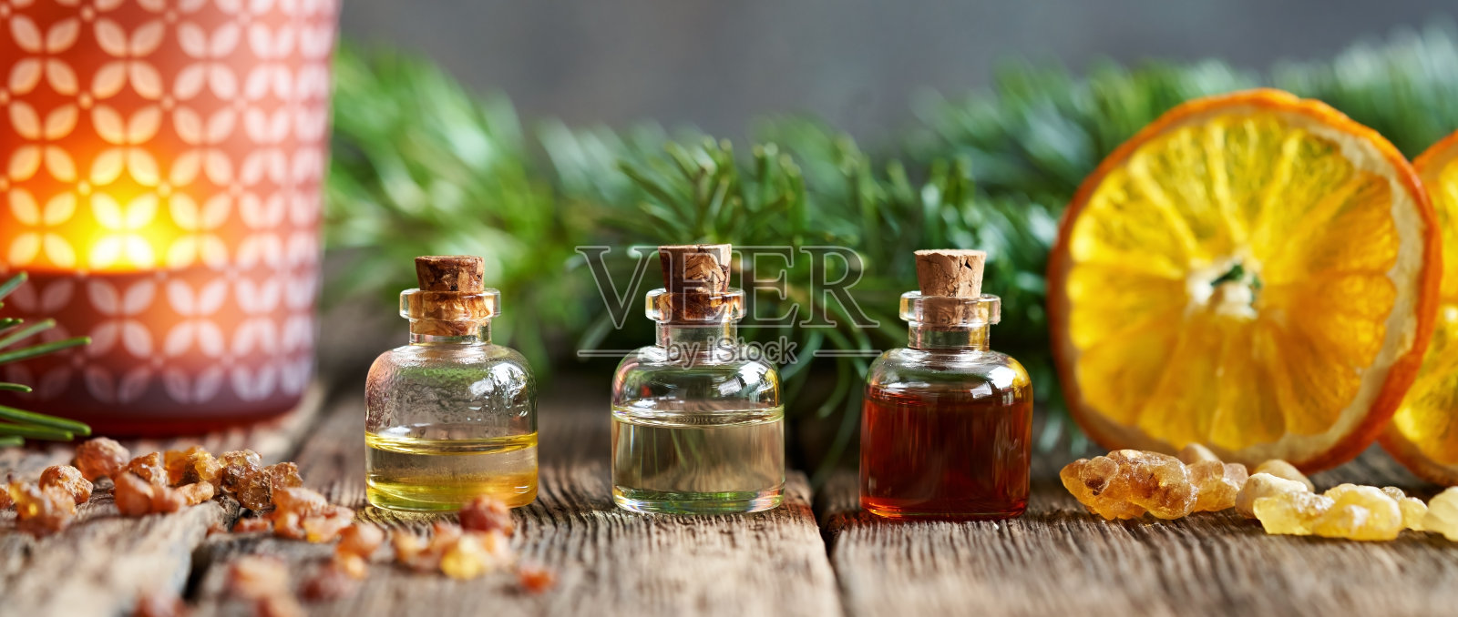 圣诞精油与没药树脂，乳香，干橙和冷杉枝照片摄影图片