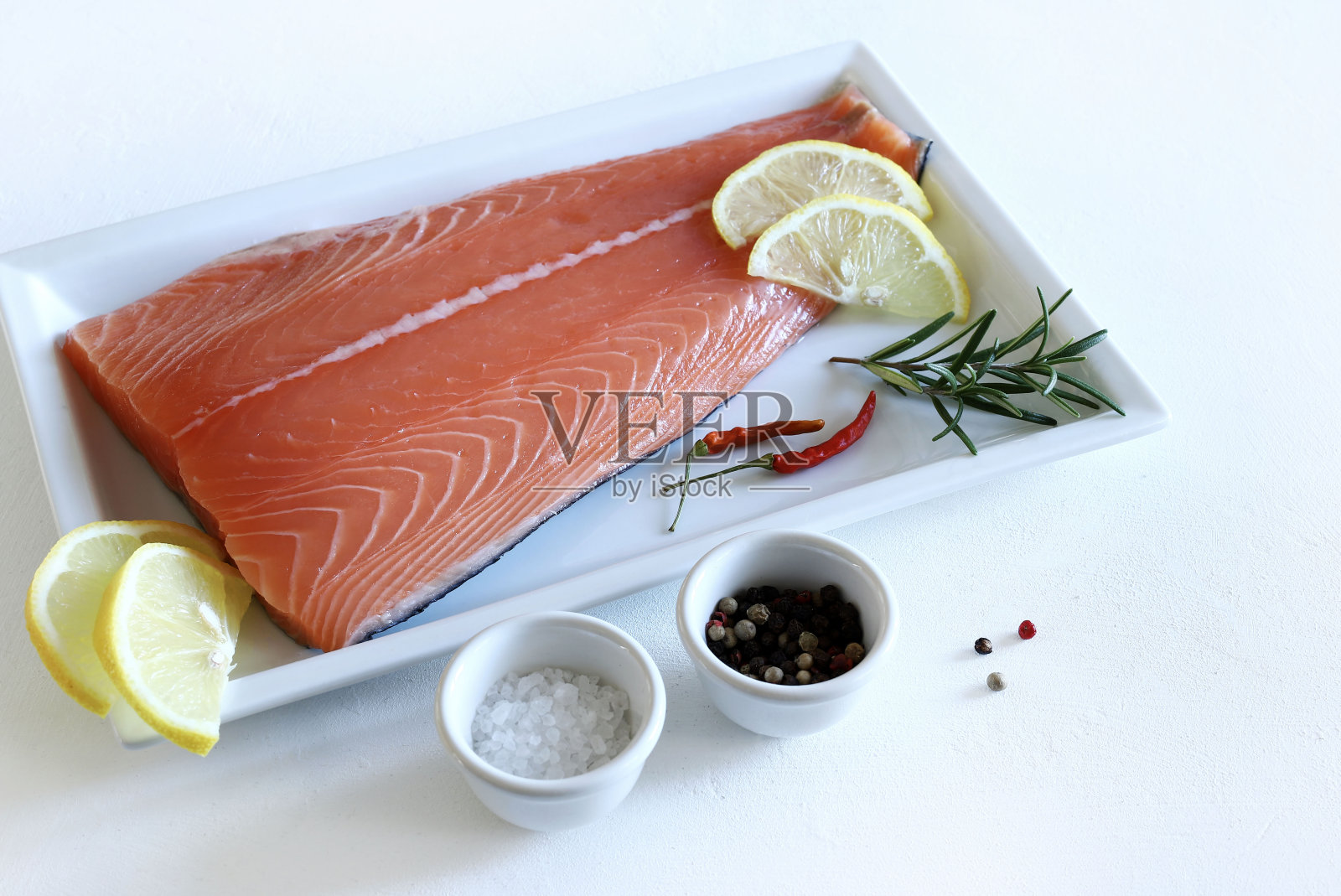 生鱼。照片摄影图片