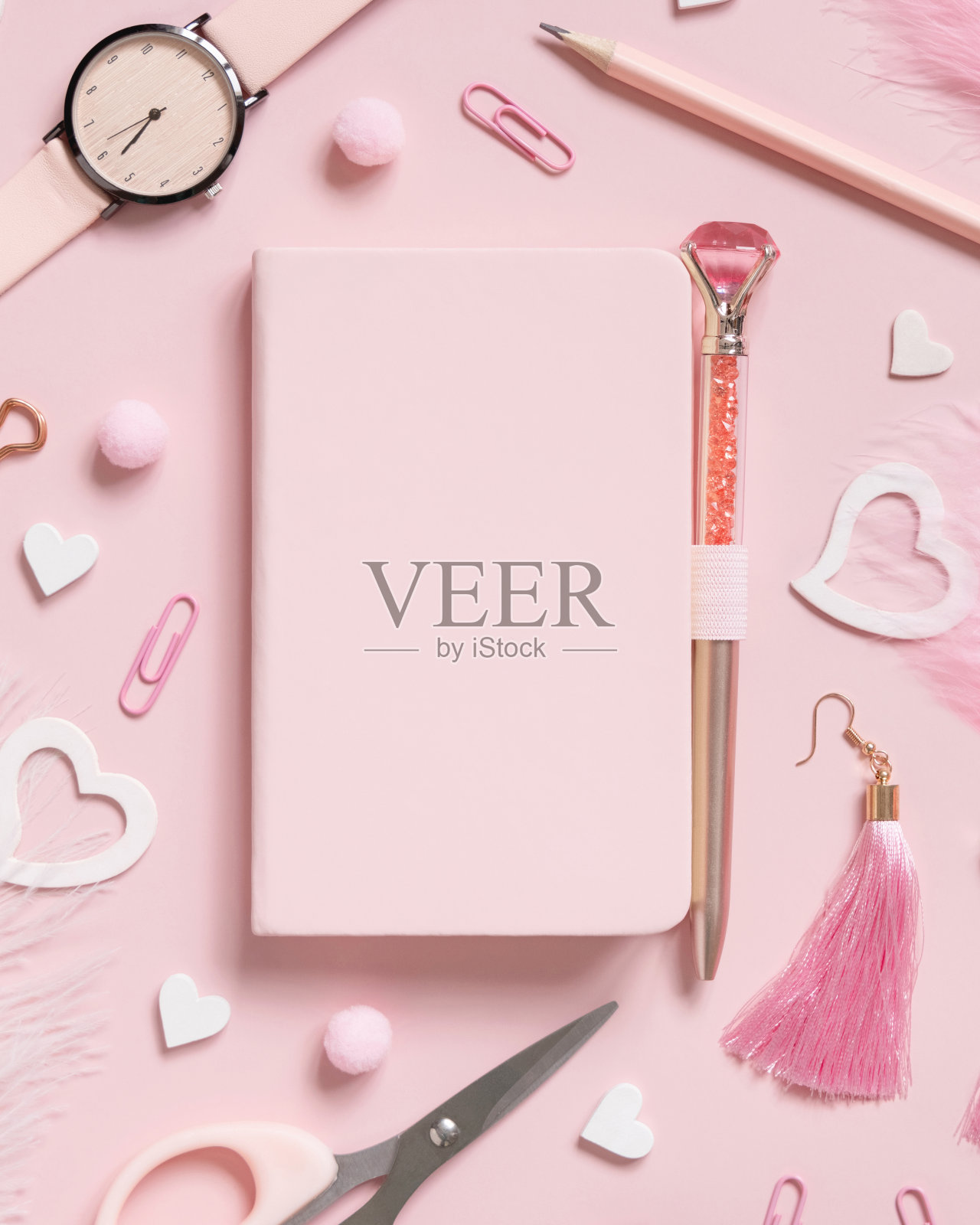 精装笔记本，粉红色的学校女孩饰品和心在柔和的粉红色顶视图，模型照片摄影图片