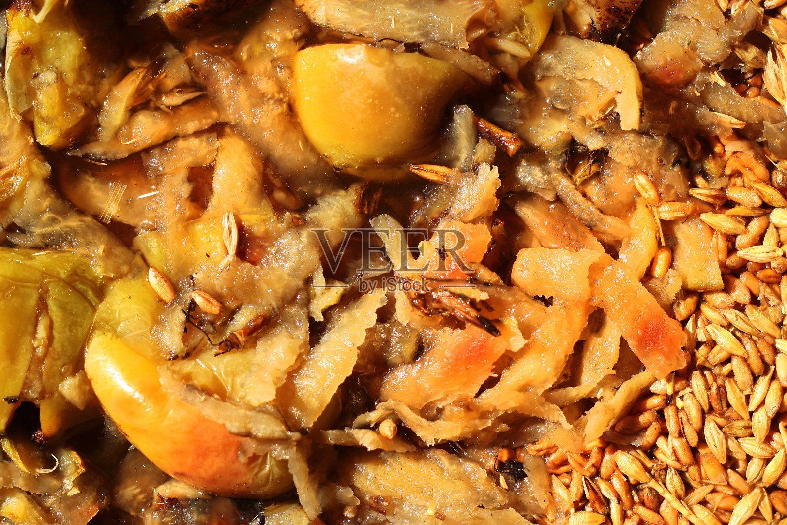 煮苹果和麦粒，鸡和家禽饲料为背景照片摄影图片