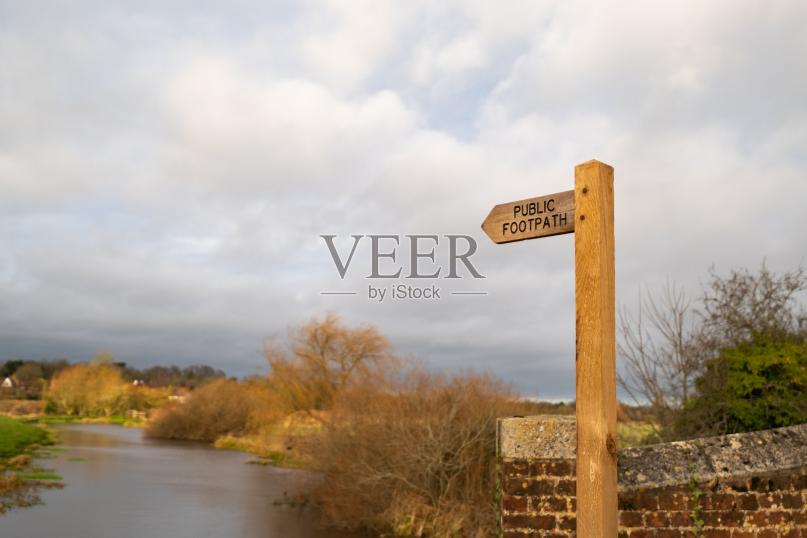 英国乡村的公共人行道标志照片摄影图片