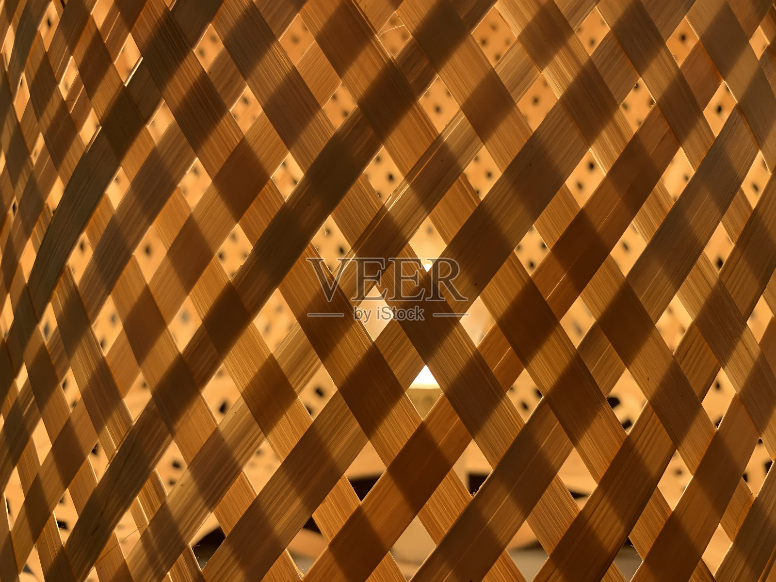 编织的竹条图案接近。竹编纹理背景。照片摄影图片