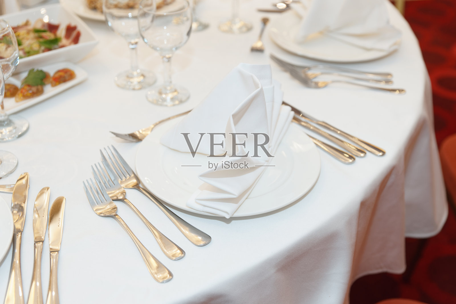 餐厅的餐桌布置照片摄影图片