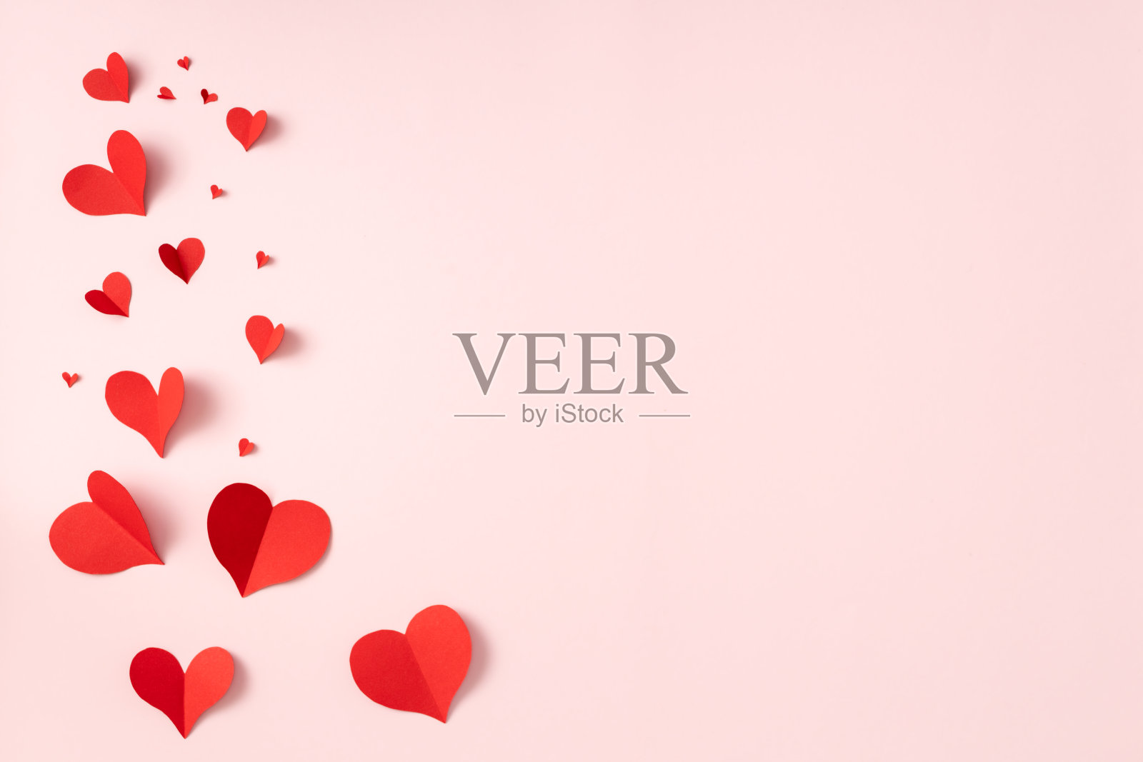 情人节或婚礼平lay。美丽的红色可爱的纸心在粉红色的背景与复制空间顶视图照片摄影图片