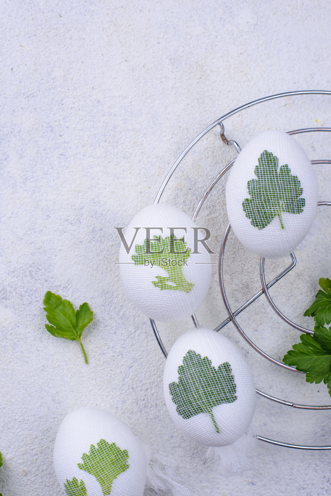 装饰复活节彩蛋的过程照片摄影图片