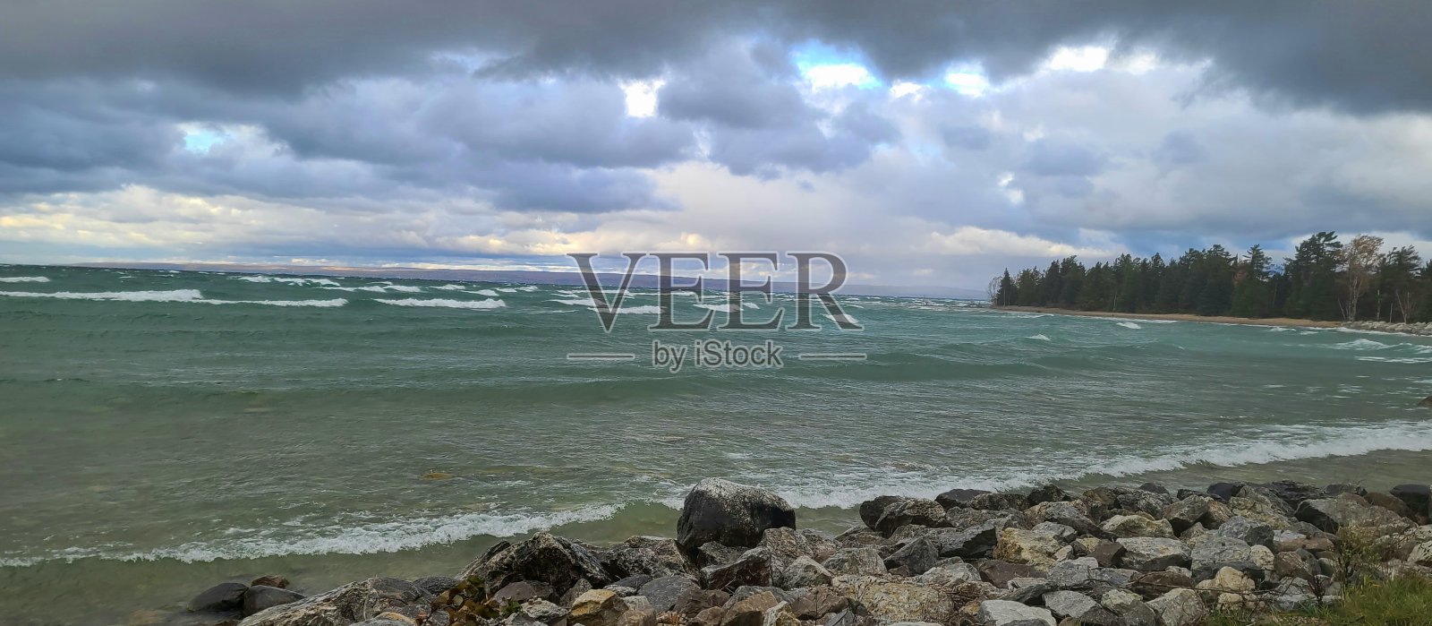 水上风暴的天空照片摄影图片