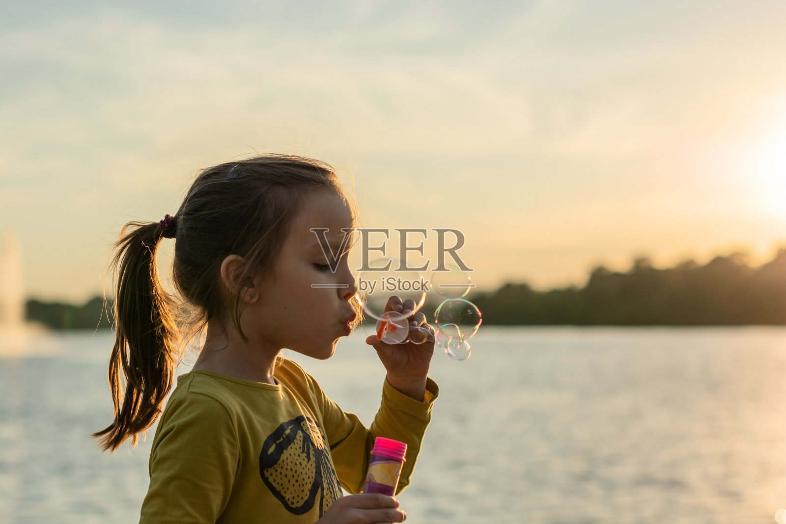 孩子吹泡泡照片摄影图片