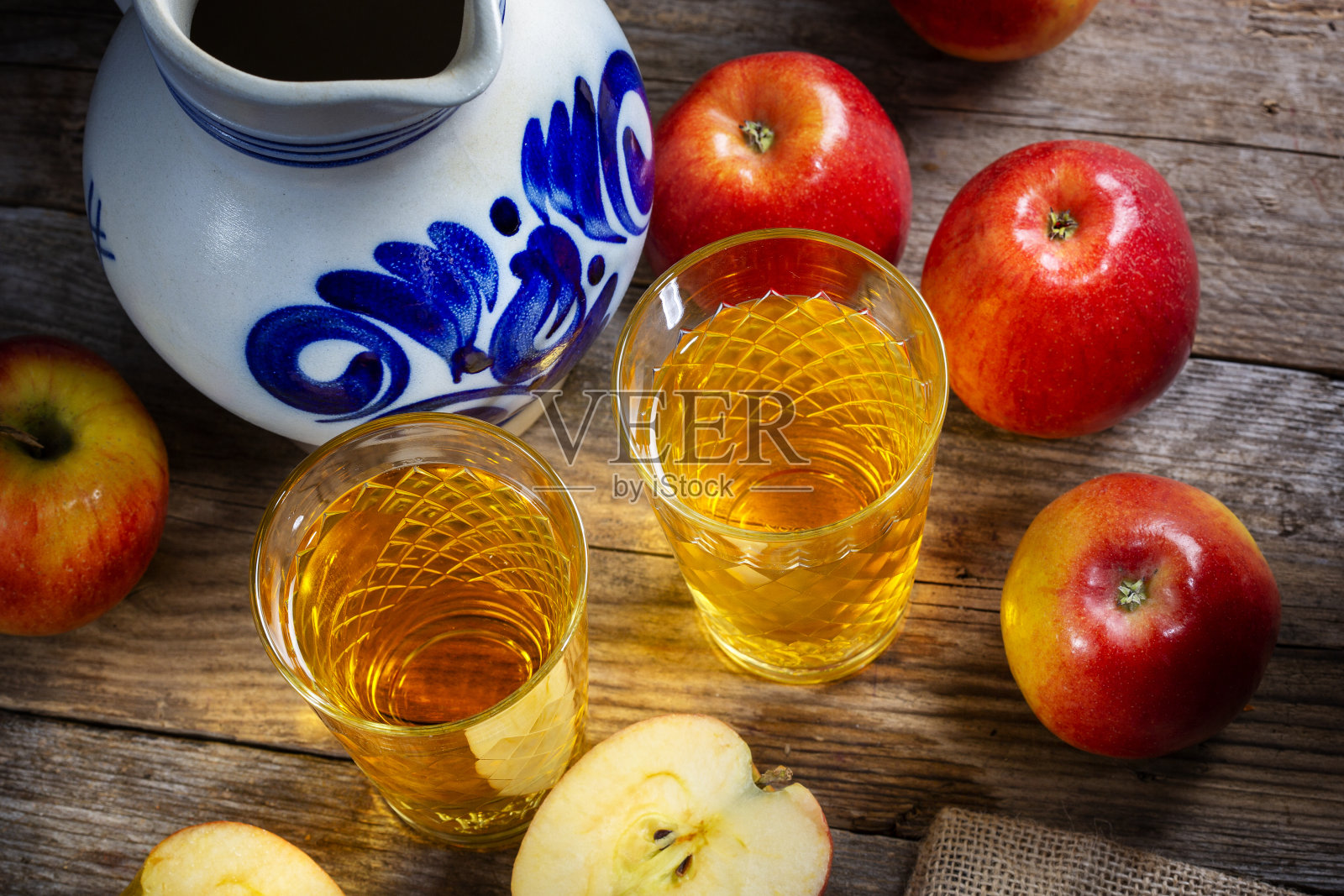 Apfelwein——传统的黑种人饮料——苹果酒饮料照片摄影图片