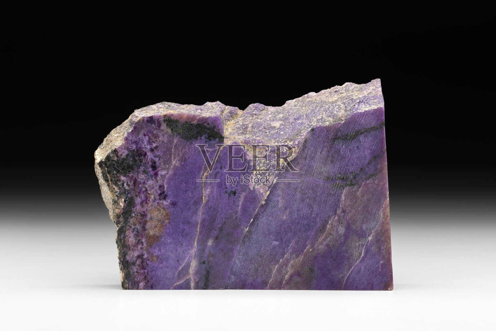 宏观石夏洛特，矿物上的黑色背景特写。西伯利亚的半宝石。照片摄影图片