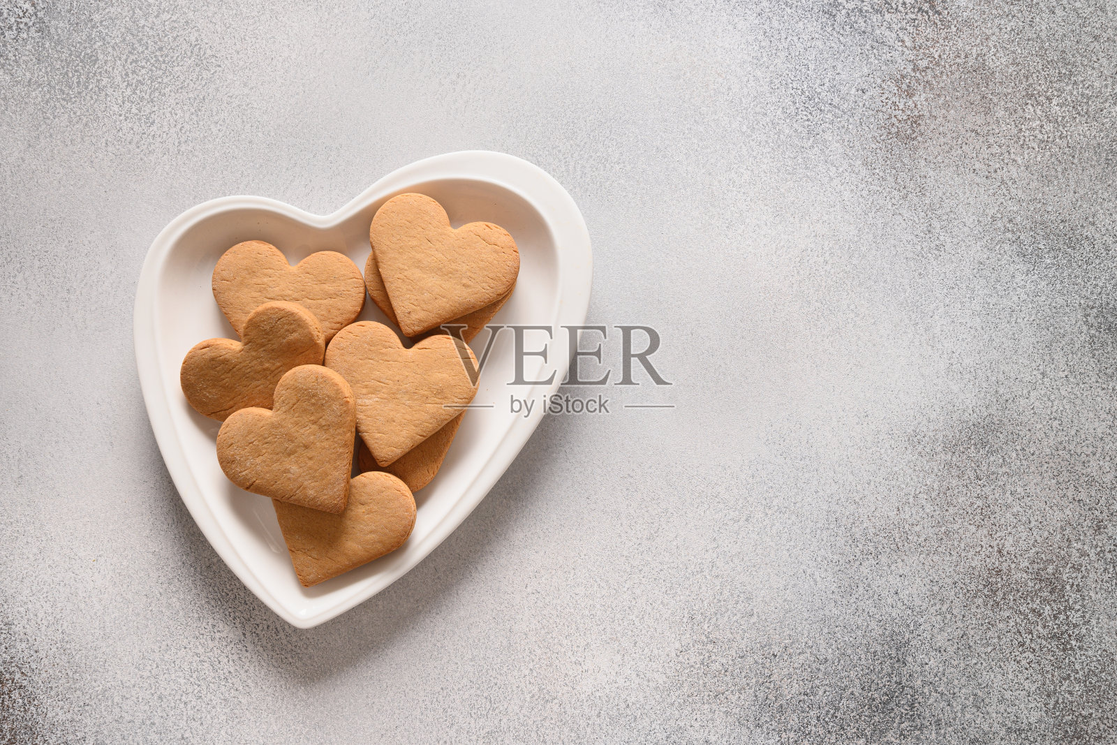 情人节贺卡，自制心形饼干。前视图。照片摄影图片