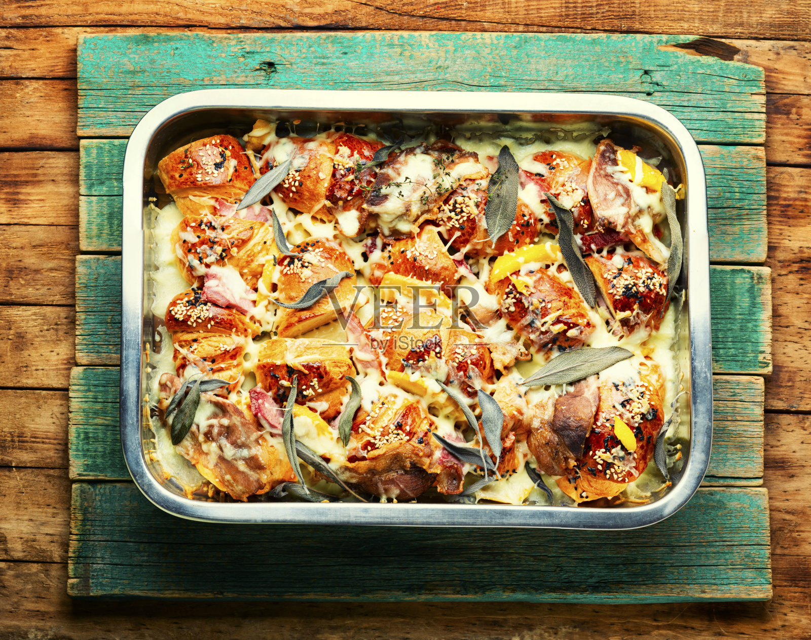 羊角面包配烤火腿和香草。照片摄影图片