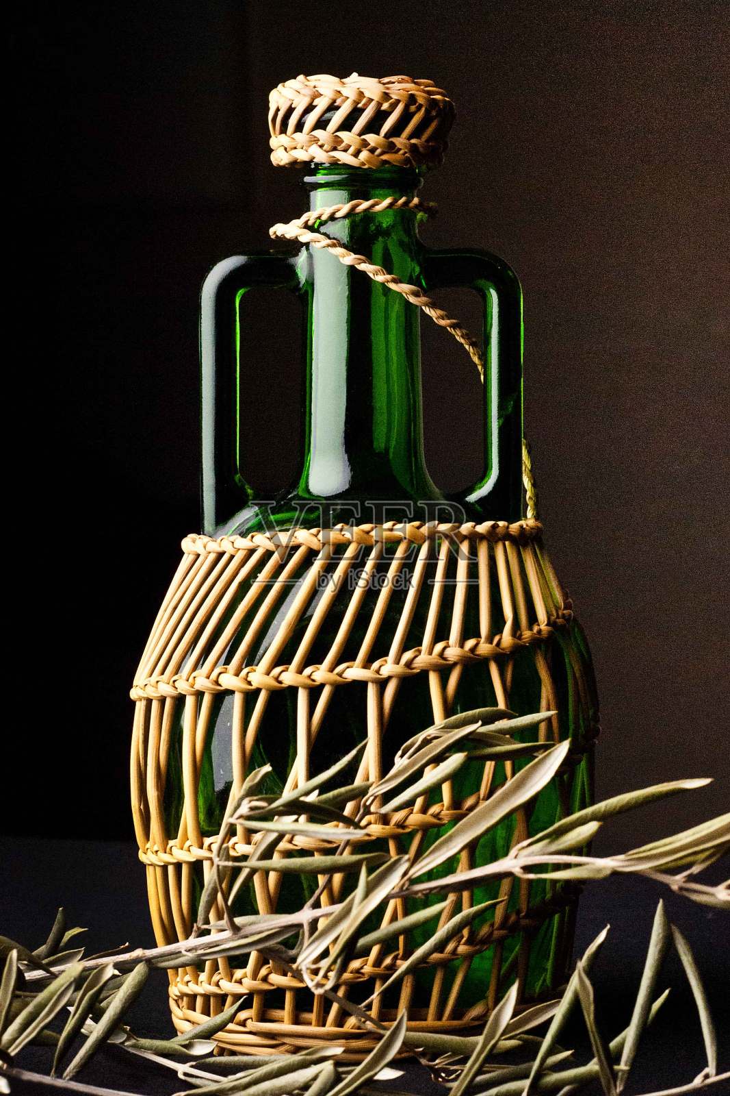 一个绿色的玻璃瓶照片摄影图片