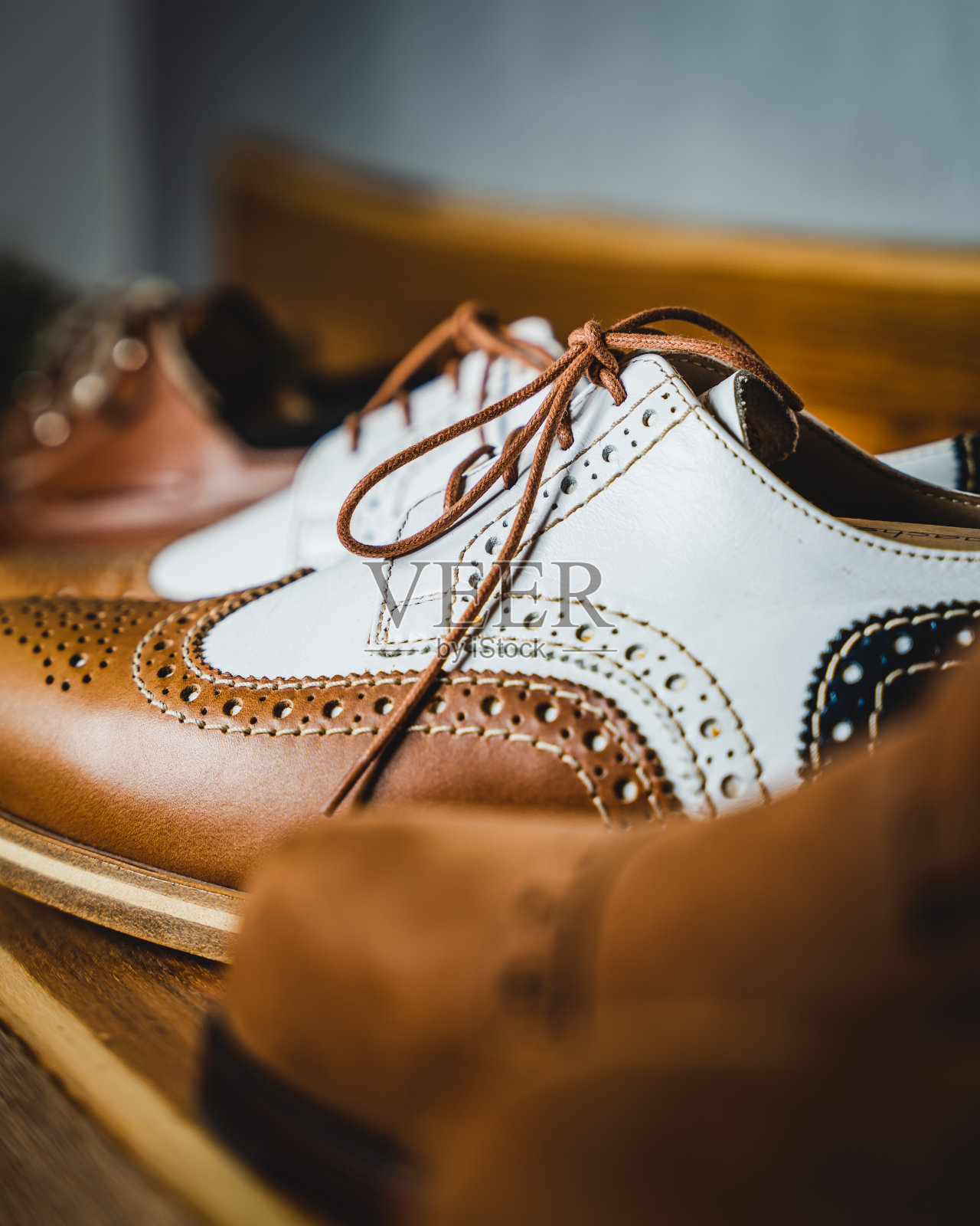 特写的两个音调布达佩斯鞋照片摄影图片