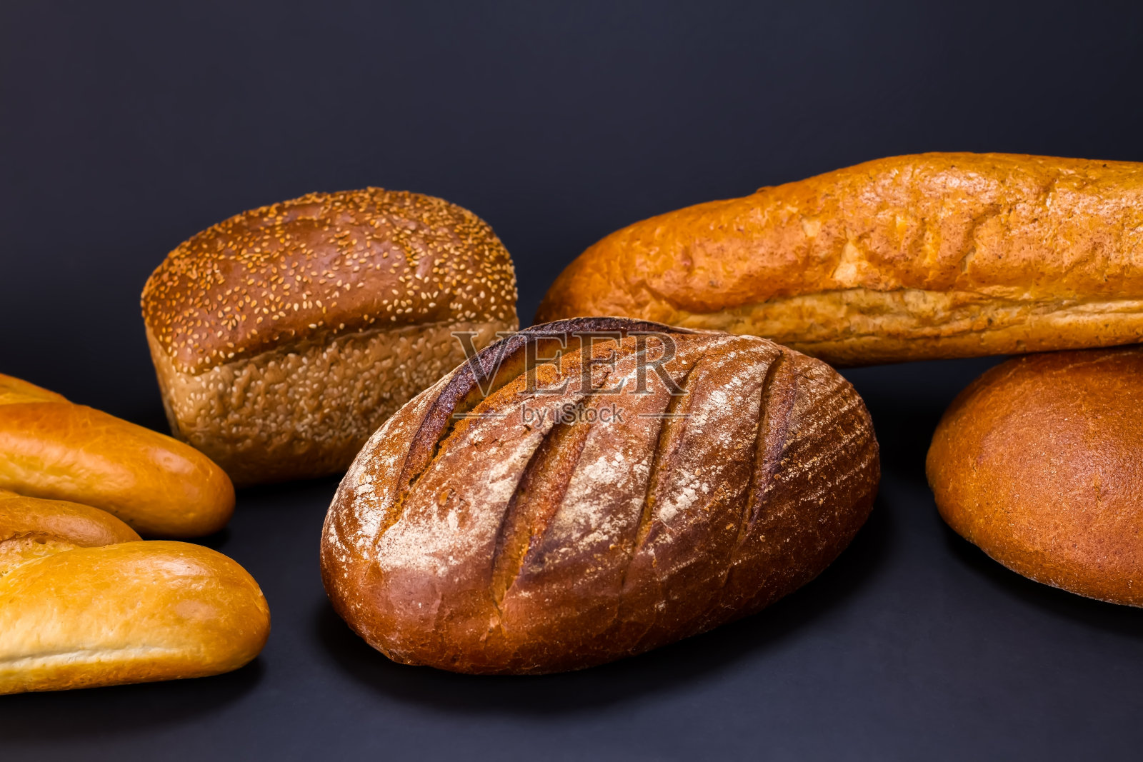 不同类型的面包。照片摄影图片