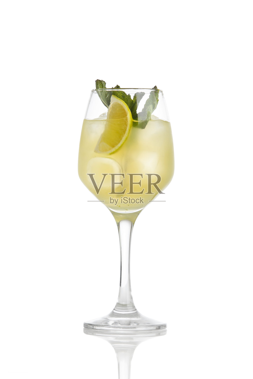 鸡尾酒在白色的玻璃上隔离。照片摄影图片