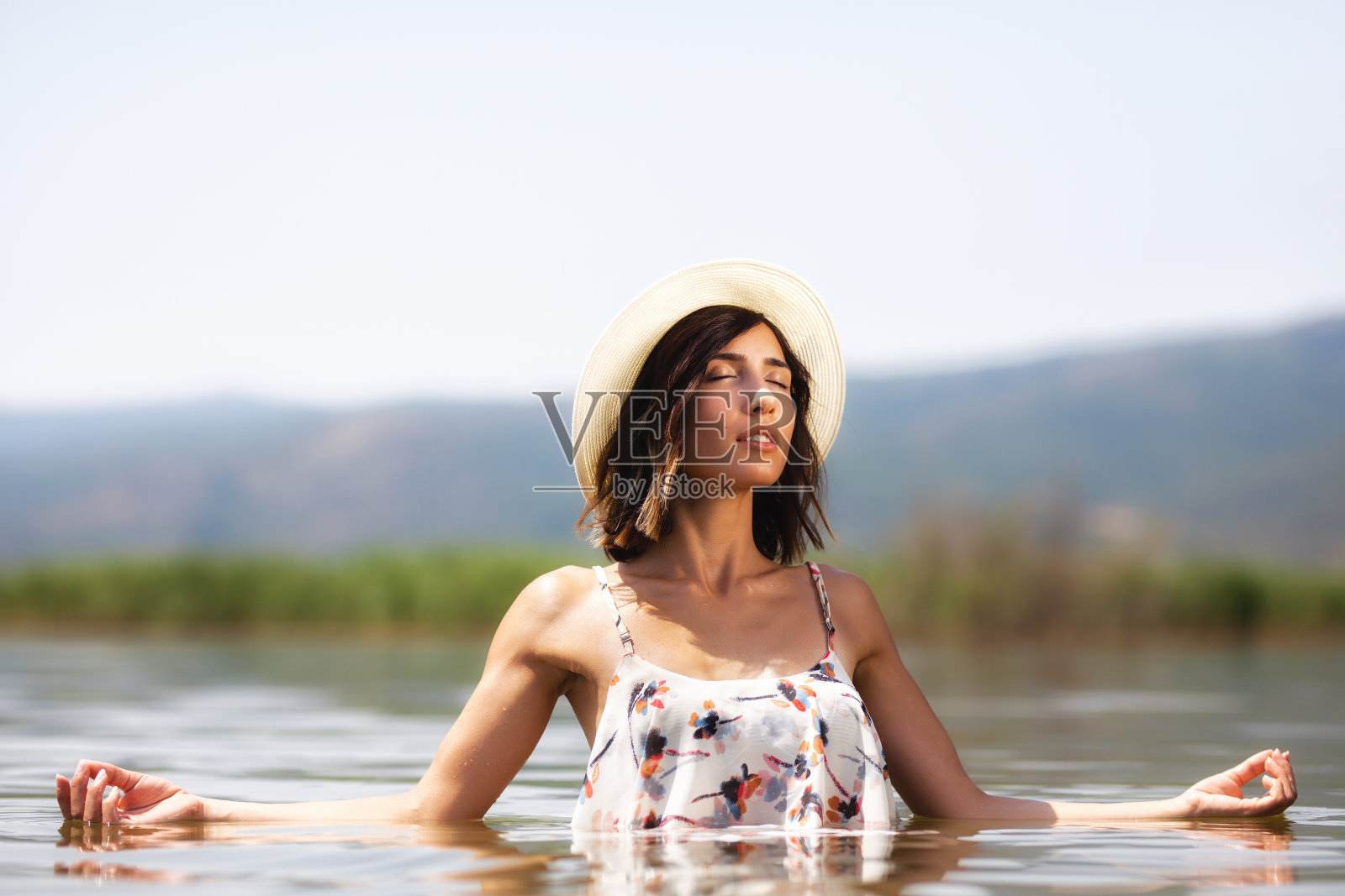 女孩在水中放松照片摄影图片