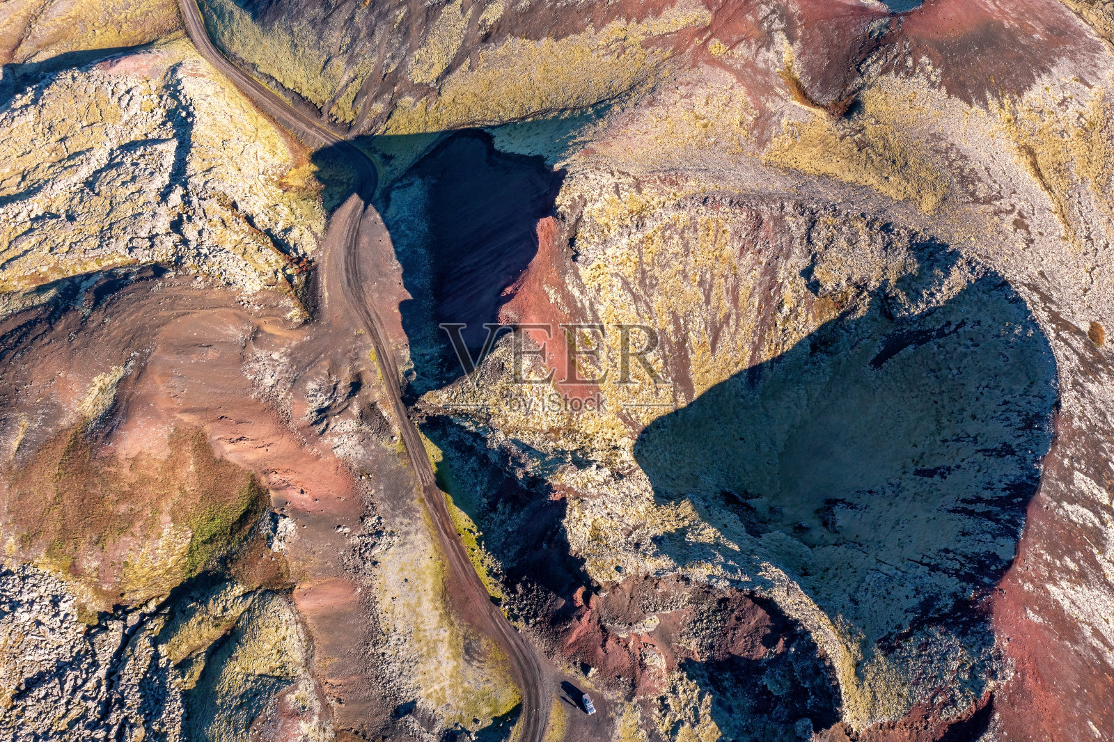 冰岛Snaefellsnes半岛，一个熄灭的火山口和Berserkjahraun地区的熔岩场的无人机拍摄。照片摄影图片