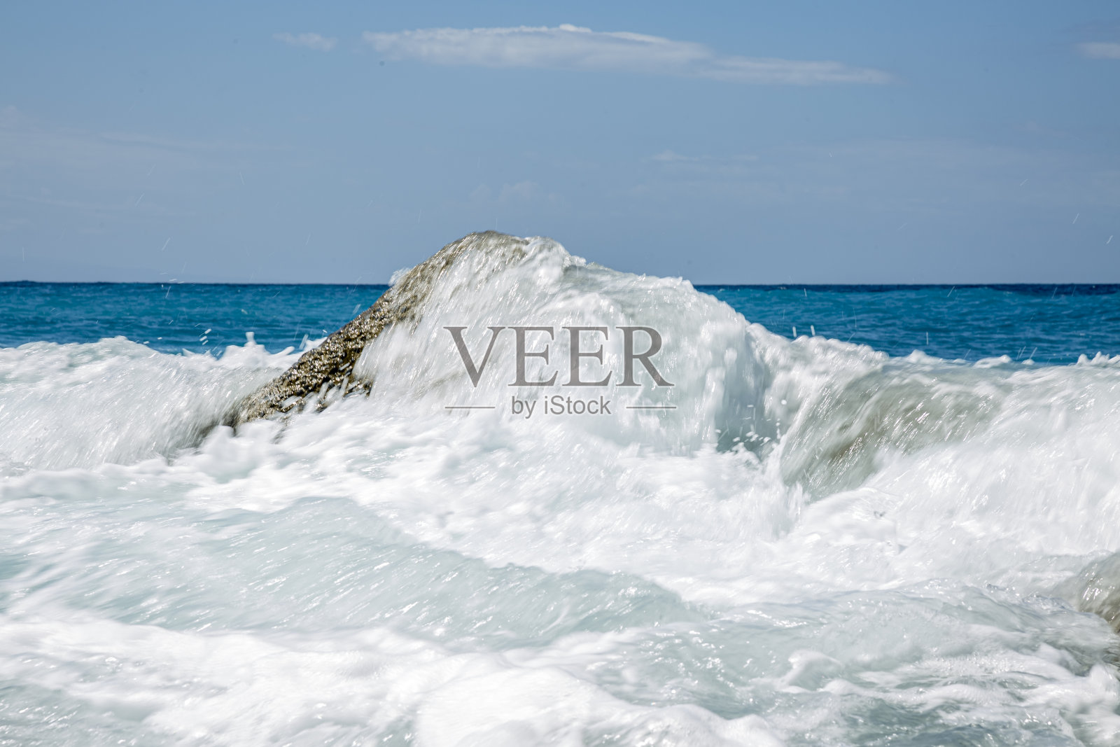 海浪拍打着海岸线的岩石。照片摄影图片