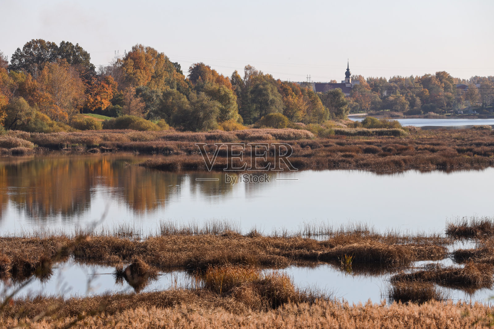 美丽的自然景观，可爱的河流与黄色，橙色的颜色。照片摄影图片