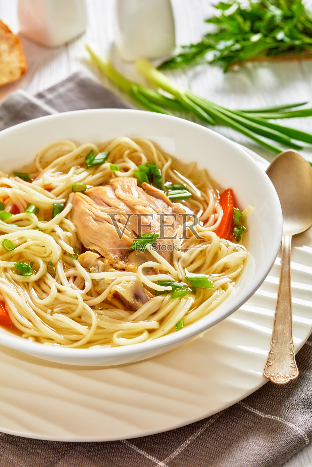 胡萝卜葱鸡汤面照片摄影图片