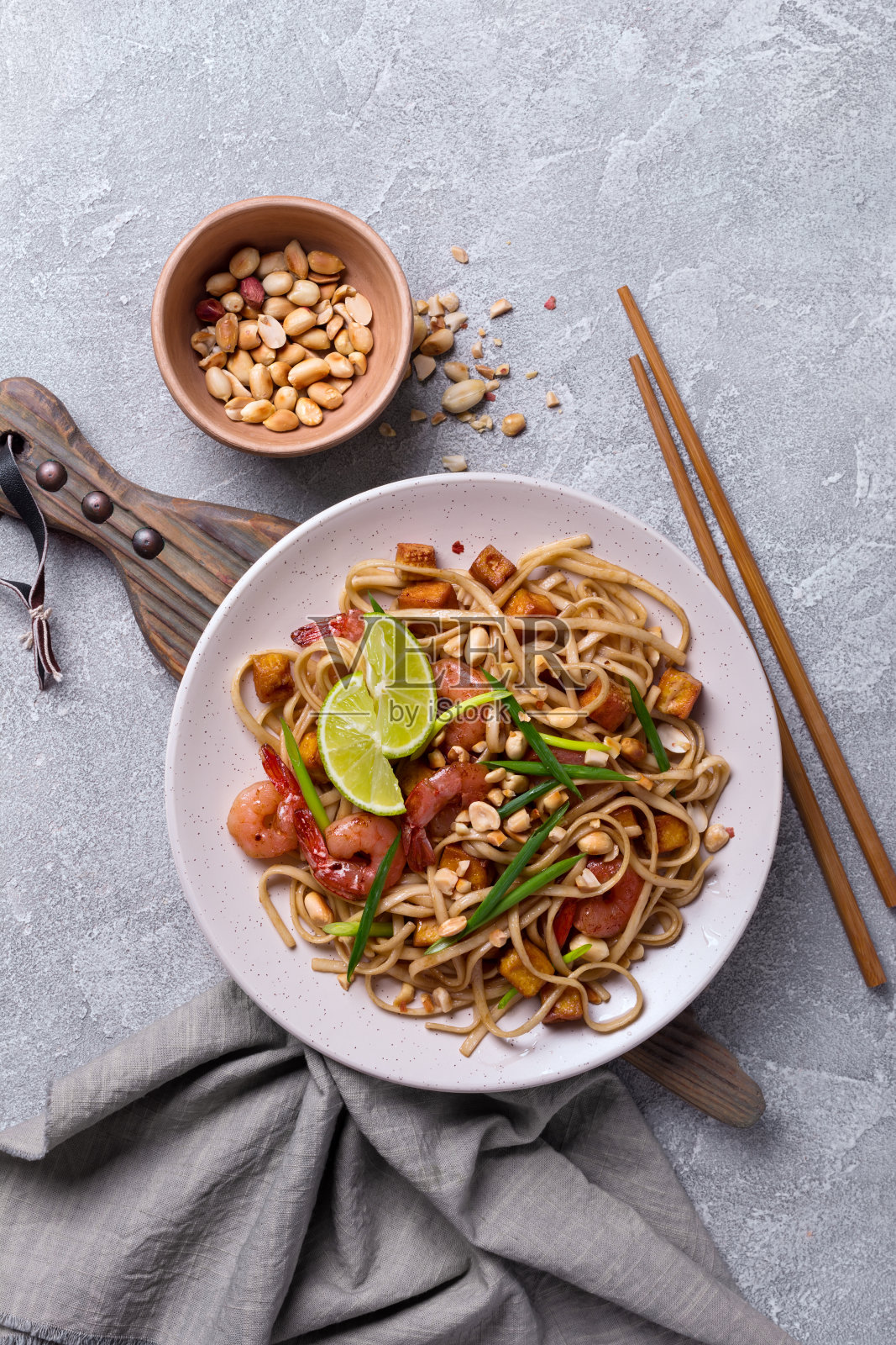 配亚洲乌冬面，香辣虾，炸豆腐芝士，花生和酸橙照片摄影图片