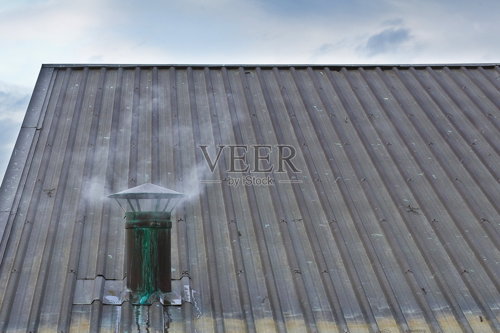 铜屋顶上的金属烟囱带烟照片摄影图片