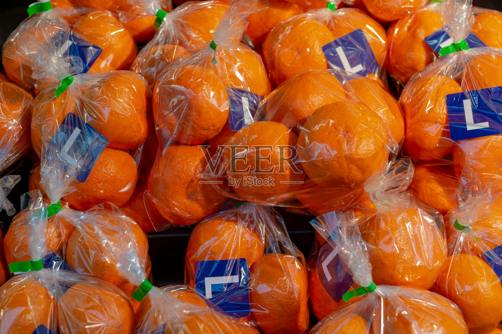 在东京太东区矢中的一条购物街上，卖着橘子。照片摄影图片