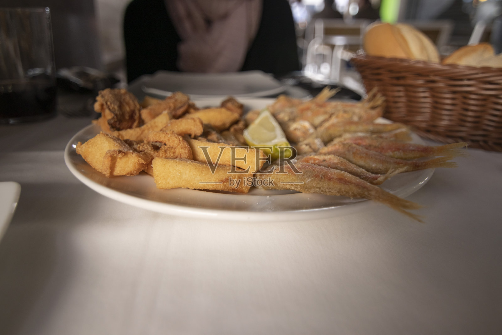 这是一道在西班牙很受欢迎的菜，是炸鱼的一种照片摄影图片