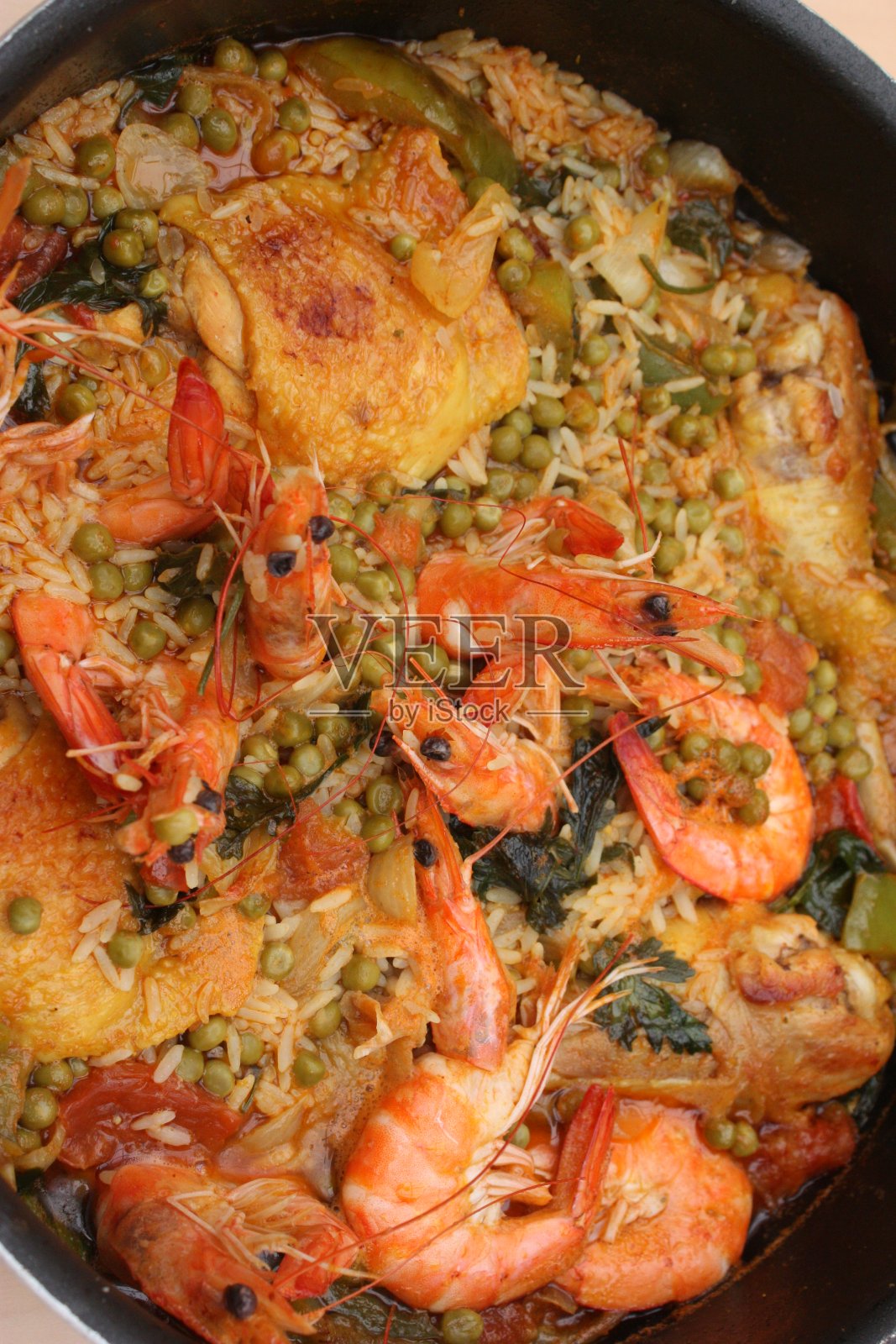 海鲜饭配鸡肉、虾和蔬菜照片摄影图片