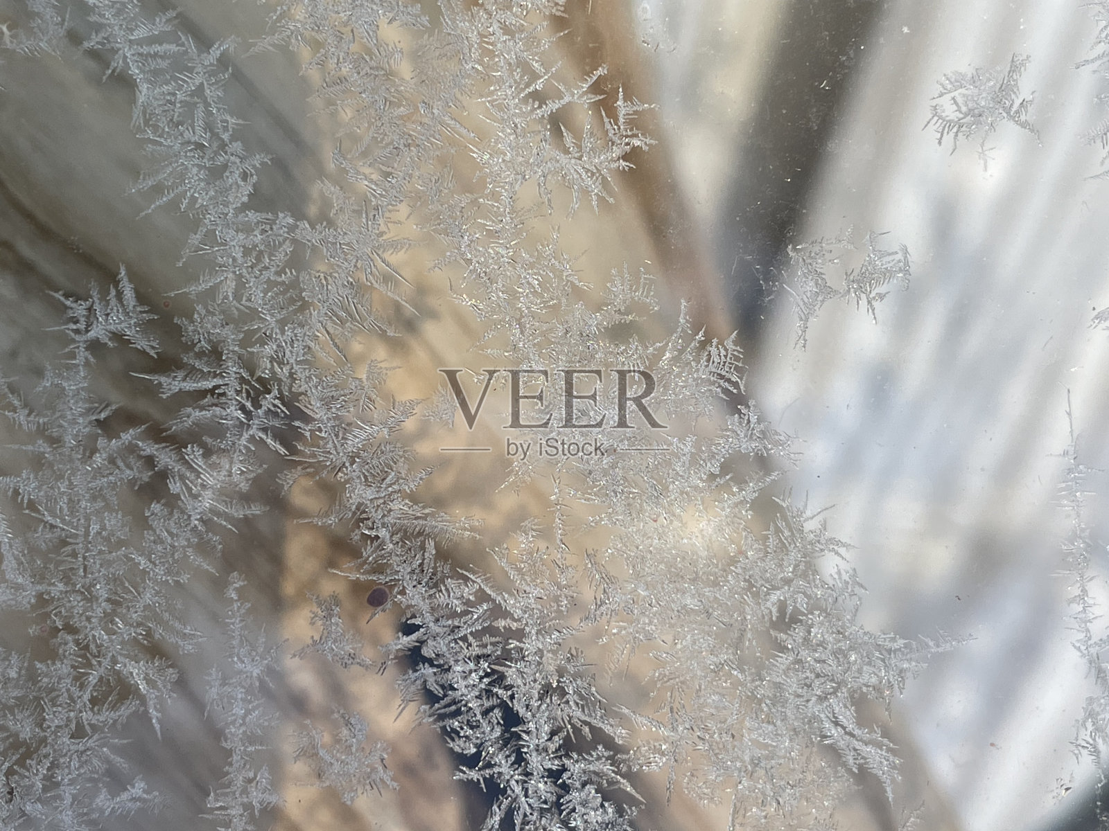 结霜的窗户与木材和织物背景照片摄影图片