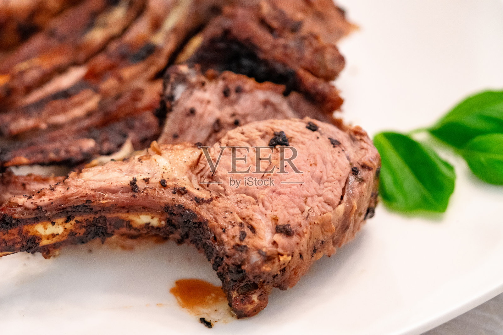 烤羊肋骨照片摄影图片