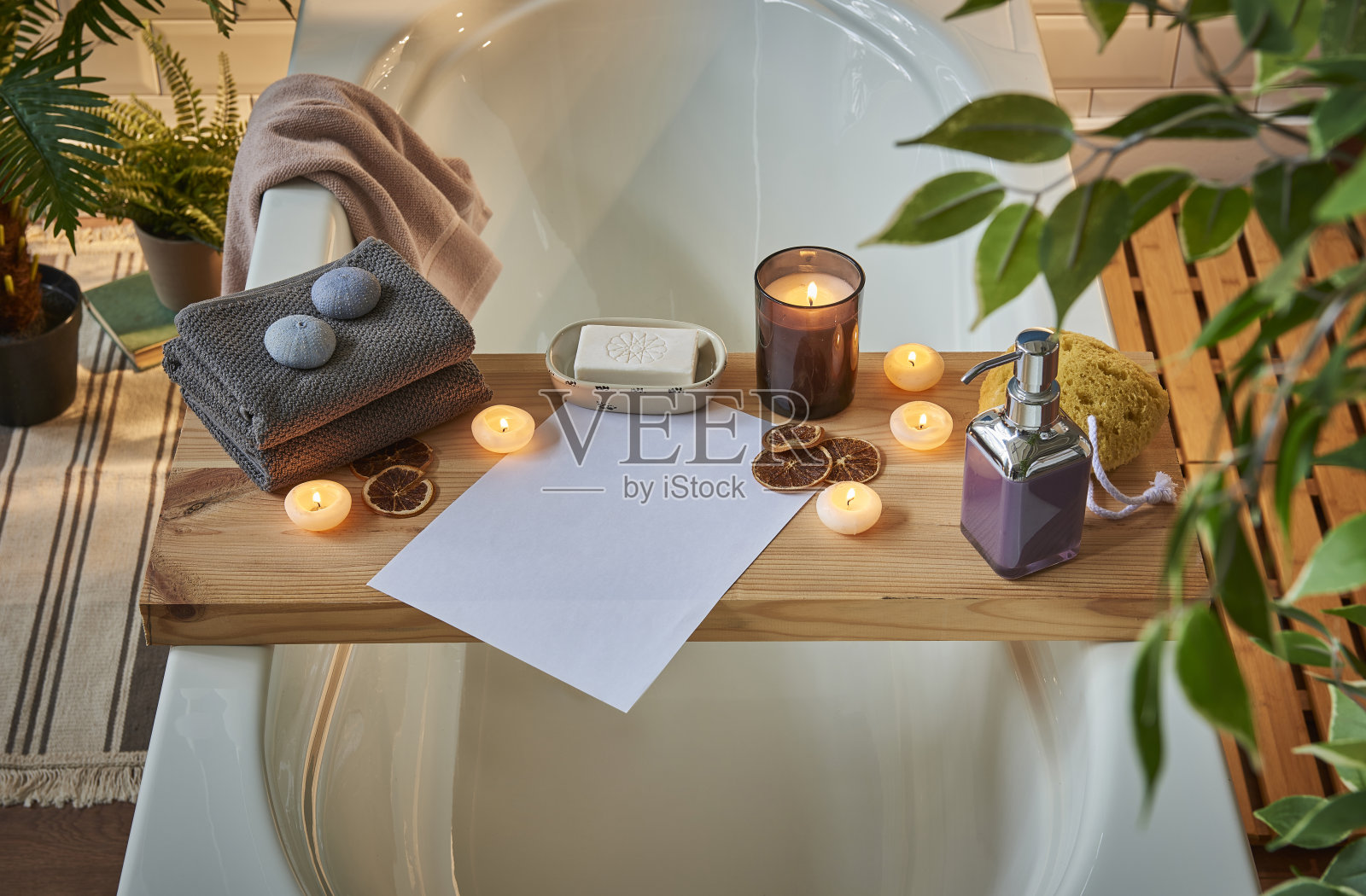 豪华浴室内饰与浴缸照片摄影图片