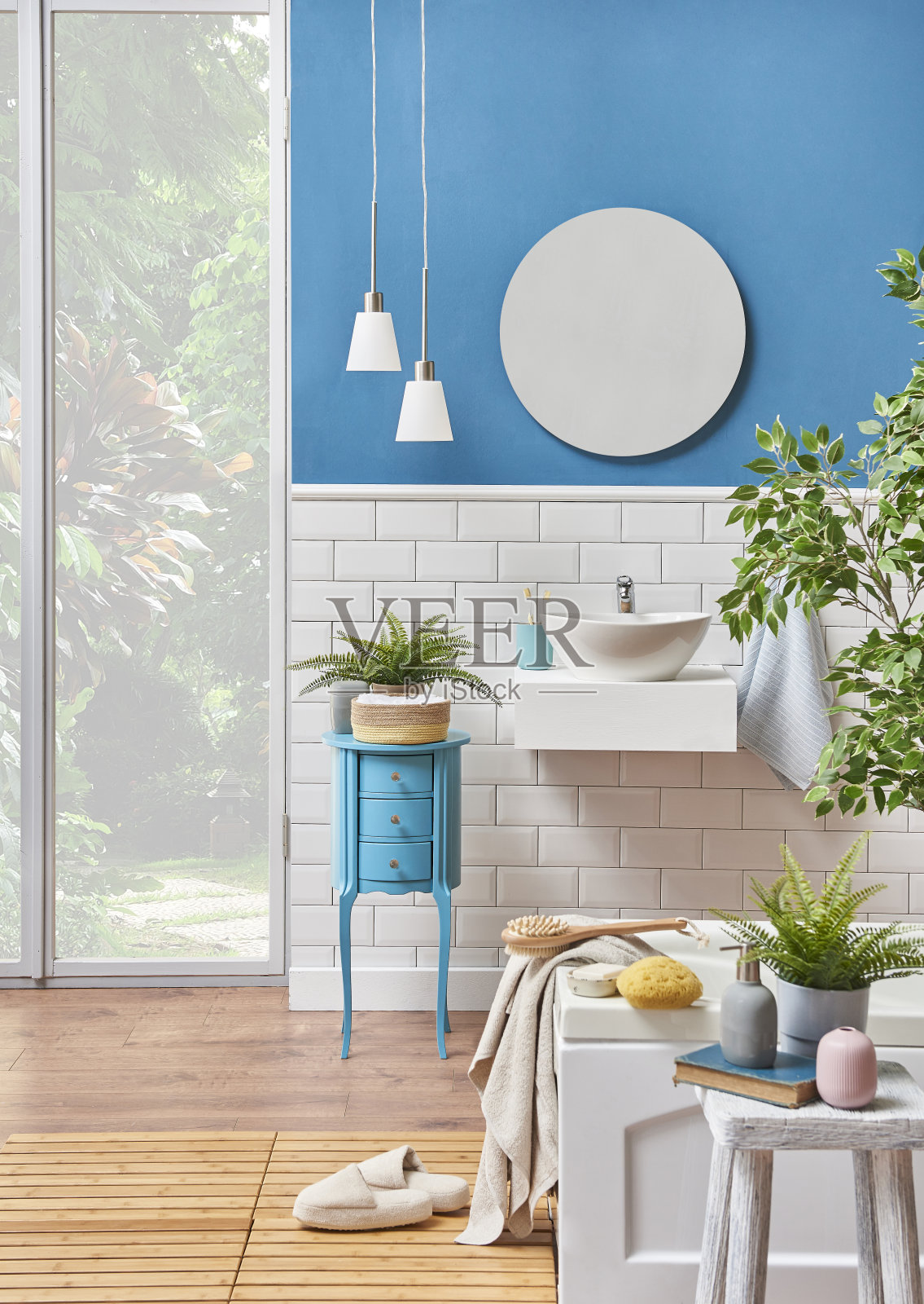 豪华浴室内饰与浴缸照片摄影图片