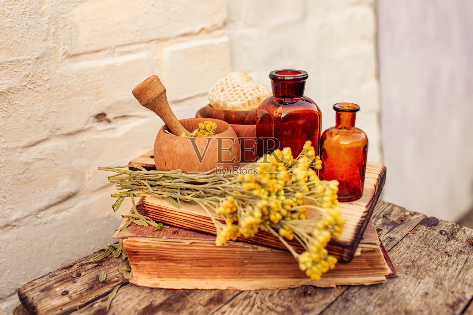 咖喱植物，圣约翰的草本植物，从植物学上讲，蜡菊砂钵中的干草本植物。还有蜂巢里的蜂蜜。来自药房的生态天然化妆品成分。照片摄影图片