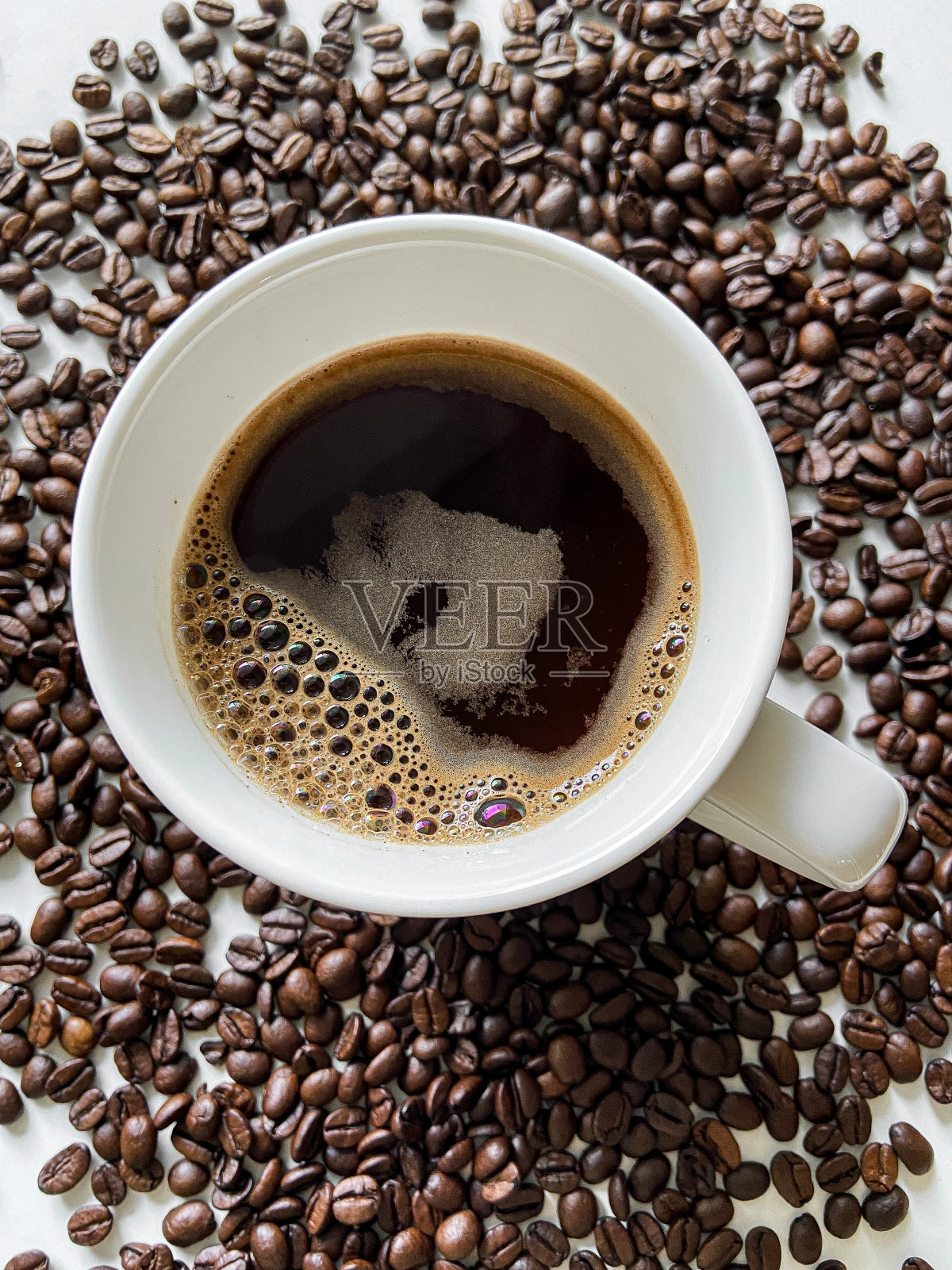 一杯以咖啡豆为背景的黑咖啡照片摄影图片